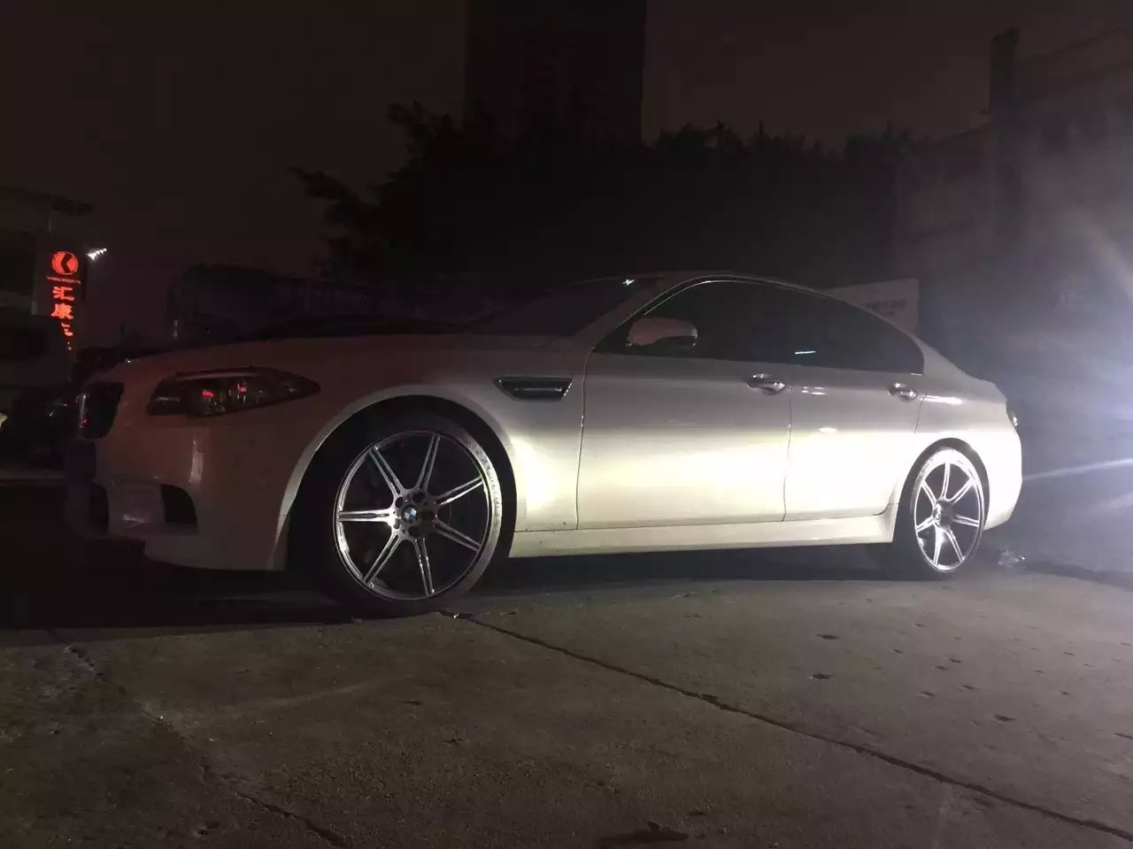 寶馬 ，換裝原裝 20寸，效果不錯