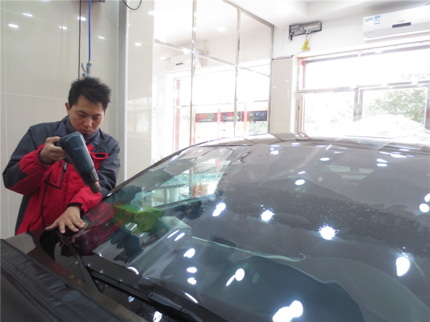 四季貼膜武昌南湖店汽車全車玻璃貼膜套餐價(jià)值4760元，團(tuán)購價(jià)僅售1380元