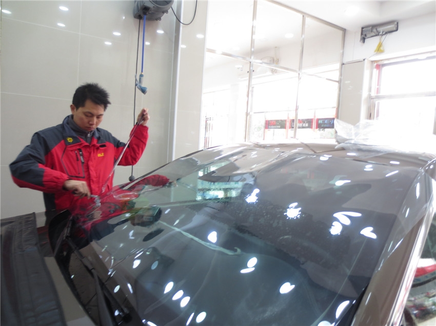 四季貼膜武昌南湖店汽車全車玻璃貼膜套餐價(jià)值4760元，團(tuán)購價(jià)僅售1380元