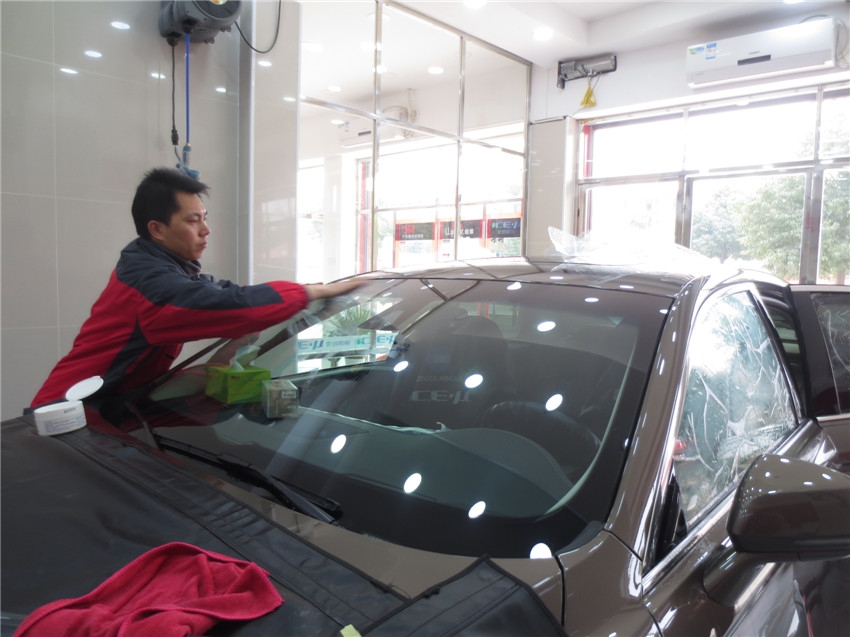 四季貼膜武昌南湖店汽車全車玻璃貼膜套餐價(jià)值4760元，團(tuán)購價(jià)僅售1380元