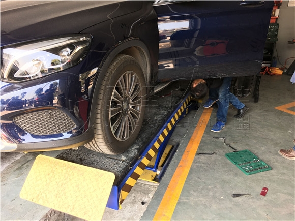 汽車(chē)改裝--奔馳GLC改原裝位踏板