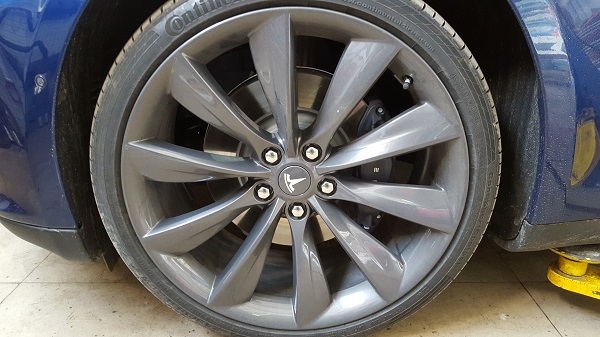 成都鑫迪克汽車(chē)改裝特斯拉D90剎車(chē)卡鉗改色案例
