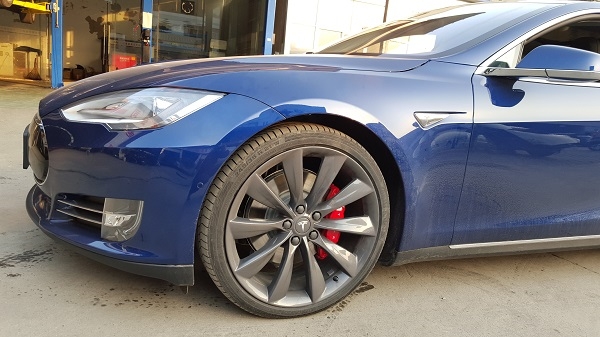 成都鑫迪克汽車(chē)改裝特斯拉D90剎車(chē)卡鉗改色案例