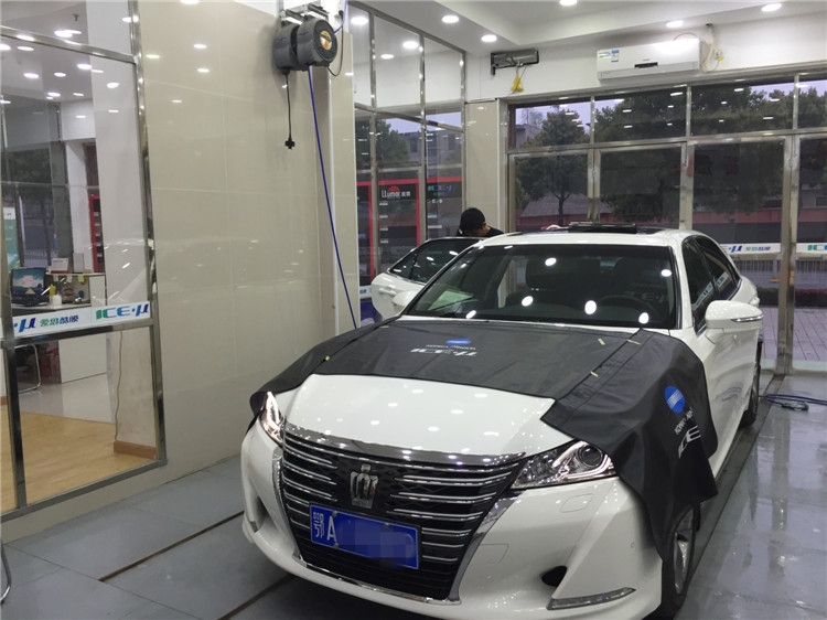 武漢汽車貼膜豐田皇冠全車龍膜玻璃隔熱膜龍膜武漢授權(quán)店四季貼膜武昌南湖店