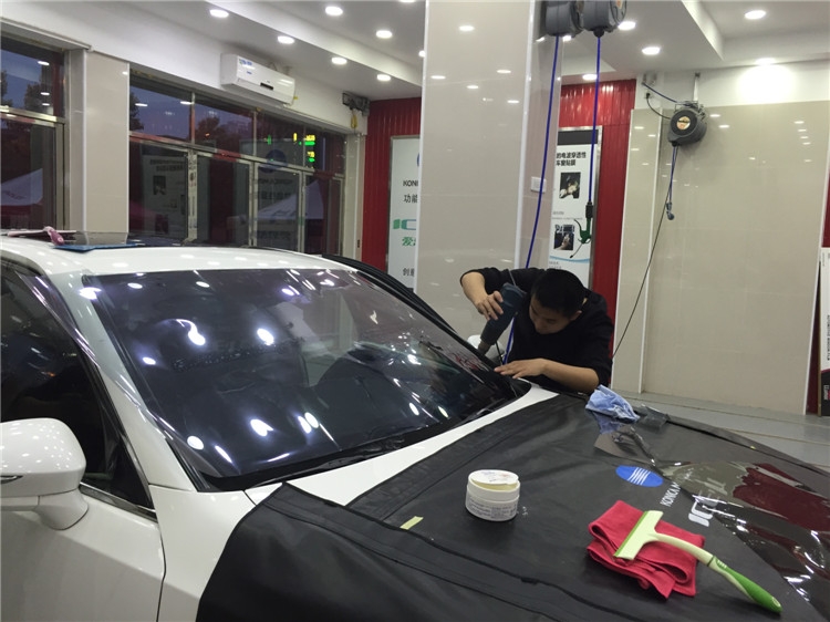 武漢汽車貼膜豐田皇冠全車龍膜玻璃隔熱膜龍膜武漢授權(quán)店四季貼膜武昌南湖店