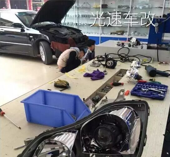 每日改燈作業(yè)：老皇冠燈光改裝海拉6雙光透鏡    深圳光速車(chē)改改燈
