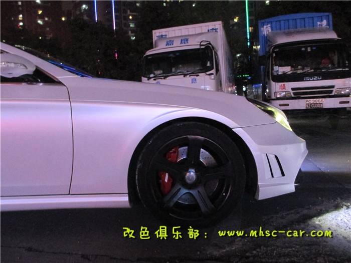 奔馳CLSAMG原車黑色貼膜改色施工德國PWF電光金屬白