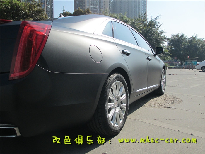 凱迪拉克XTS全車(chē)貼膜改色施工比利時(shí)麥可貼亞光黑
