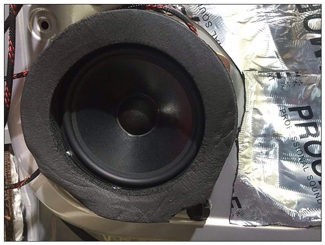 昆明奥迪Q3音响无损改装,首选意大利ATI悠扬6.2喇叭+精巧6.1套装喇叭！