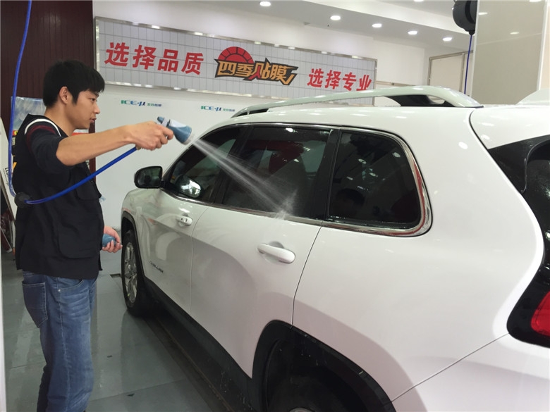 武漢JEEP自由光全車愛思酷膜+德國SONAX鍍晶施工案例/愛思酷膜怎么樣/愛思酷RT70+CT20/四季貼膜武昌南湖店