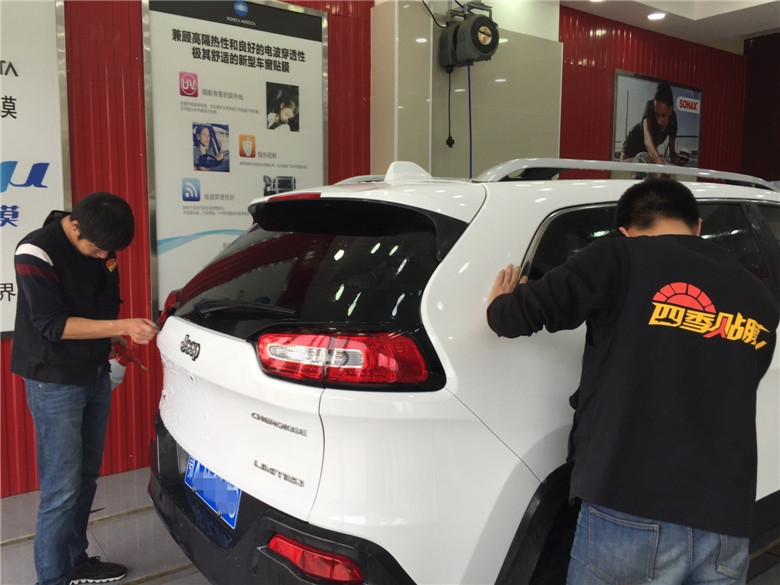 武漢JEEP自由光全車愛思酷膜+德國SONAX鍍晶施工案例/愛思酷膜怎么樣/愛思酷RT70+CT20/四季貼膜武昌南湖店