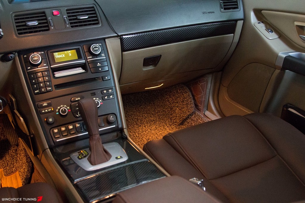 Volvo 沃爾沃 XC90 全車貼膜換裝 艾麗小珍珠金屬柚木棕搭配碳纖維內(nèi)飾 施工完成