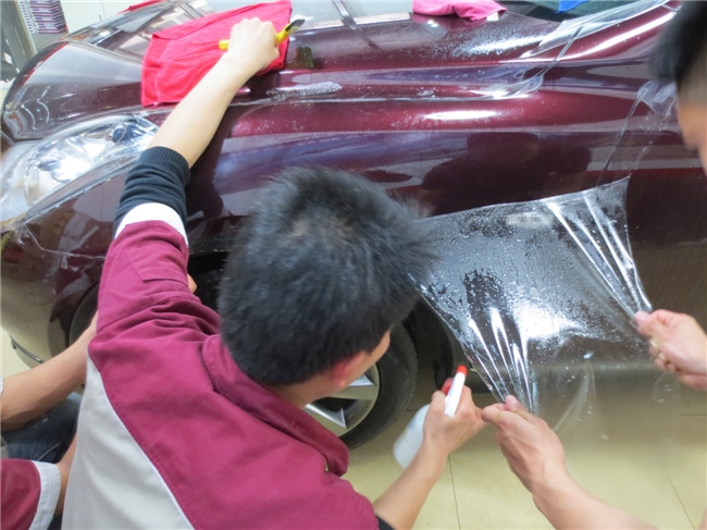 武漢汽車車身透明保護(hù)膜專業(yè)施工店/汽車透明保護(hù)膜能用多久/艾利車身透明膜能防劃嗎/武漢四季貼膜