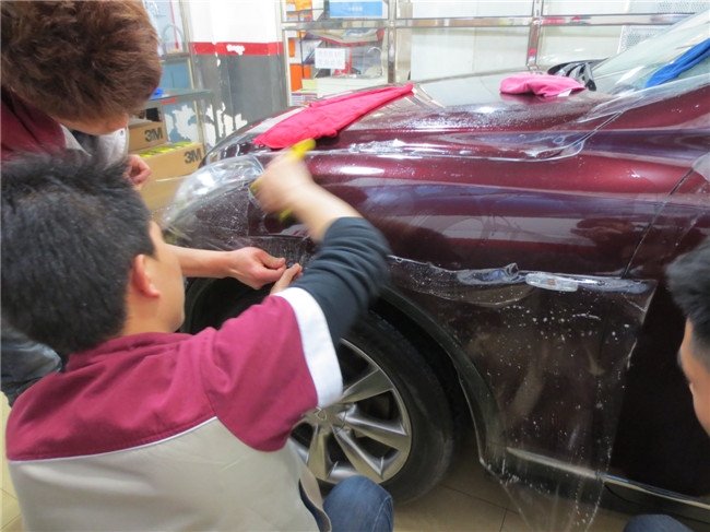 武漢汽車車身透明保護(hù)膜專業(yè)施工店/汽車透明保護(hù)膜能用多久/艾利車身透明膜能防劃嗎/武漢四季貼膜