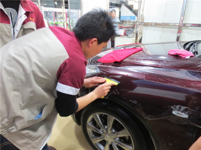 武漢汽車車身透明保護(hù)膜專業(yè)施工店/汽車透明保護(hù)膜能用多久/艾利車身透明膜能防劃嗎/武漢四季貼膜
