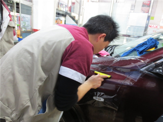 武漢汽車車身透明保護(hù)膜專業(yè)施工店/汽車透明保護(hù)膜能用多久/艾利車身透明膜能防劃嗎/武漢四季貼膜