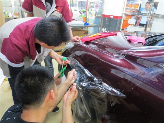 武漢汽車車身透明保護(hù)膜專業(yè)施工店/汽車透明保護(hù)膜能用多久/艾利車身透明膜能防劃嗎/武漢四季貼膜