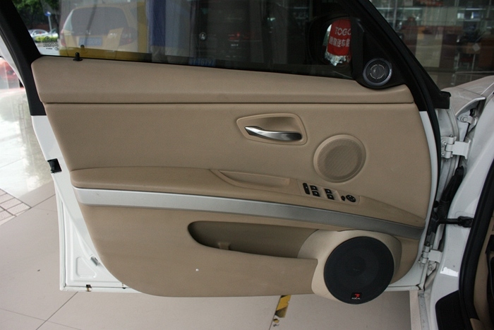 途歌汽車影音：寶馬318i音響改裝工藝，慢工出細(xì)活