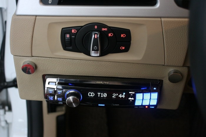 途歌汽車影音：寶馬318i音響改裝工藝，慢工出細(xì)活