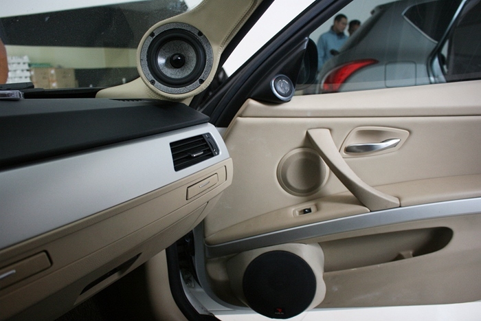 途歌汽車影音：寶馬318i音響改裝工藝，慢工出細(xì)活