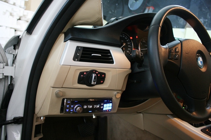 途歌汽車影音：寶馬318i音響改裝工藝，慢工出細(xì)活
