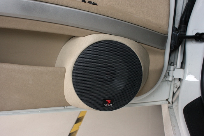 途歌汽車影音：寶馬318i音響改裝工藝，慢工出細(xì)活