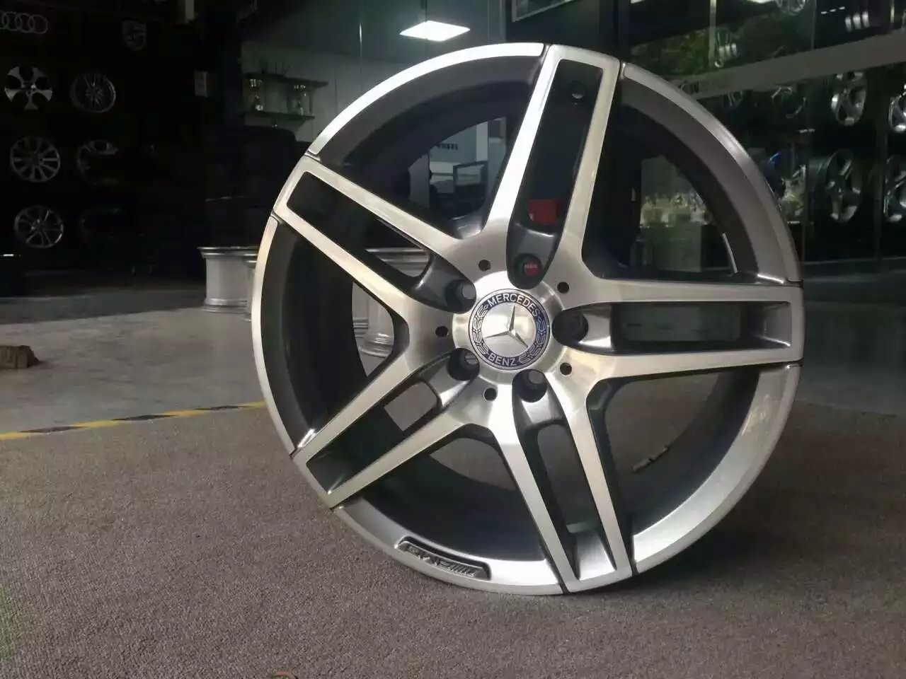 奔馳，裝原裝 AMG 18寸！ 效果給力！