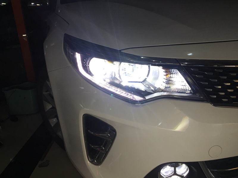 上海16款K5升級(jí)車燈 改裝海拉5透鏡 巖崎5500K氙氣燈 遠(yuǎn)光LED光源大燈