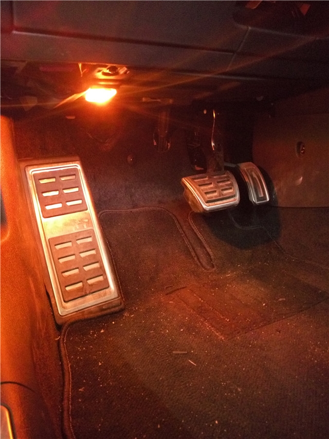 新款炫彩地毯腳墊智能氛圍燈 可手機(jī)控制 支持爆閃呼吸——清風(fēng)車影燈改