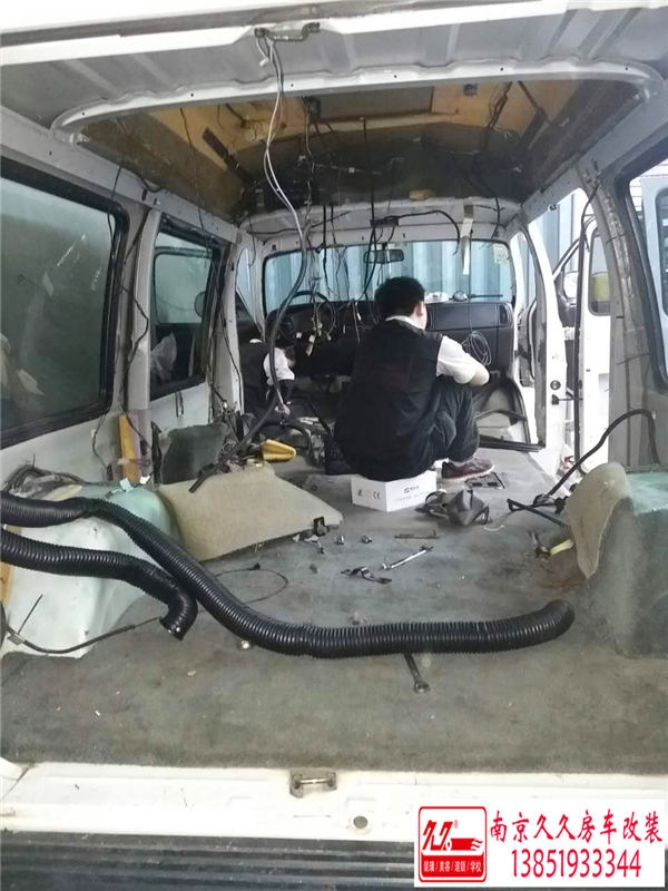 道奇公羊房車改裝商務(wù)車改裝翻新案例