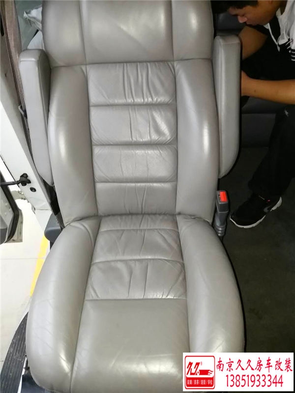 道奇公羊房車改裝商務(wù)車改裝翻新案例