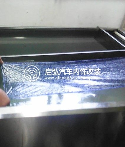 啟弘汽配桃木碳纖個(gè)性定制工廠，是目前粵北地區(qū)較早涉足于水轉(zhuǎn)印行業(yè)，今天帶大家一起探究制作過程以及常見問題與解決辦法。