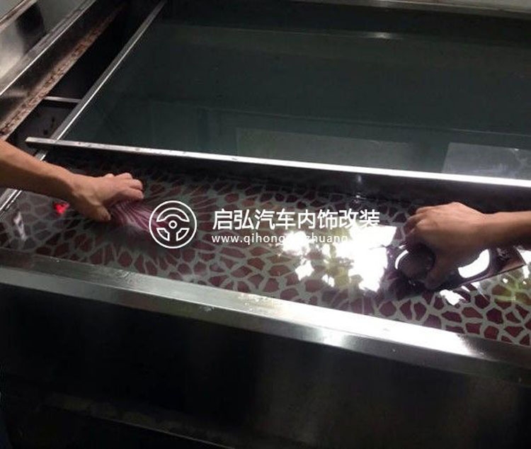 啟弘汽配桃木碳纖個(gè)性定制工廠，是目前粵北地區(qū)較早涉足于水轉(zhuǎn)印行業(yè)，今天帶大家一起探究制作過程以及常見問題與解決辦法。