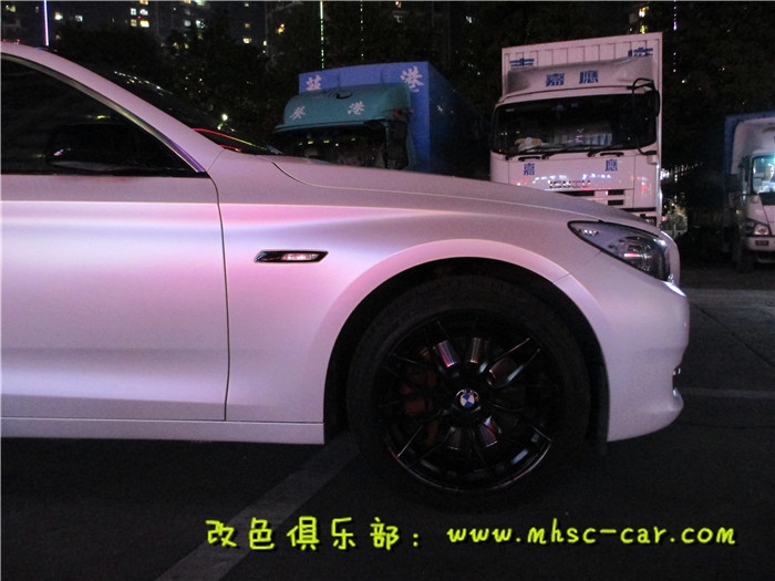 寶馬5系GT全車貼膜改色施工德國PWF電光金屬白