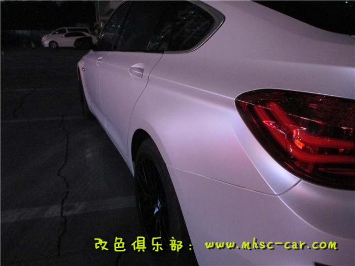 宝马5系GT全车贴膜改色施工德国PWF电光金属白