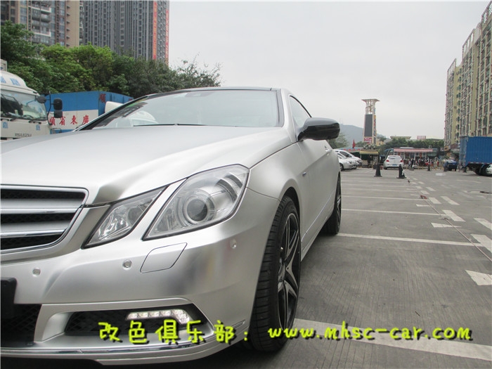 奔馳E級車身貼膜改色施工STM啞光電鍍銀