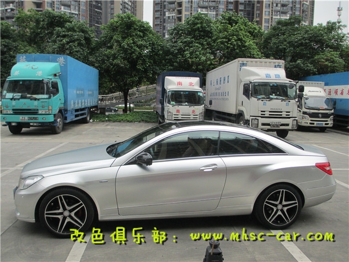 奔馳E級車身貼膜改色施工STM啞光電鍍銀