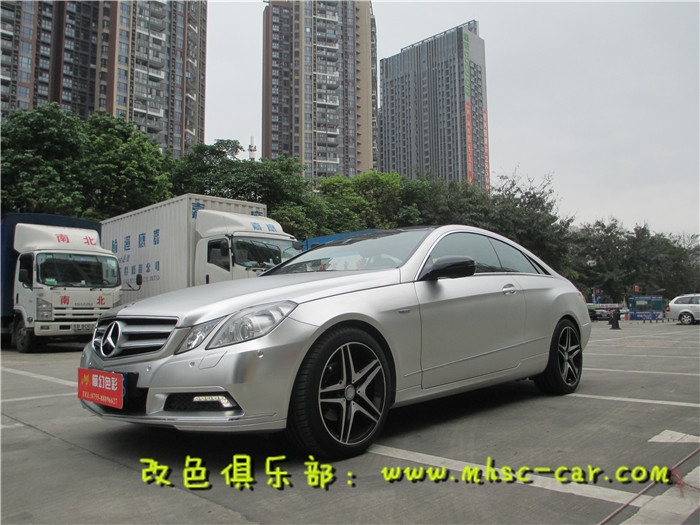 奔馳E級車身貼膜改色施工STM啞光電鍍銀