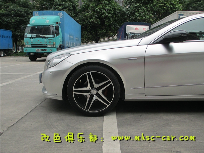 奔馳E級車身貼膜改色施工STM啞光電鍍銀