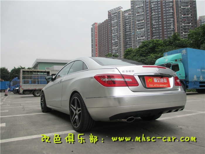 奔馳E級車身貼膜改色施工STM啞光電鍍銀