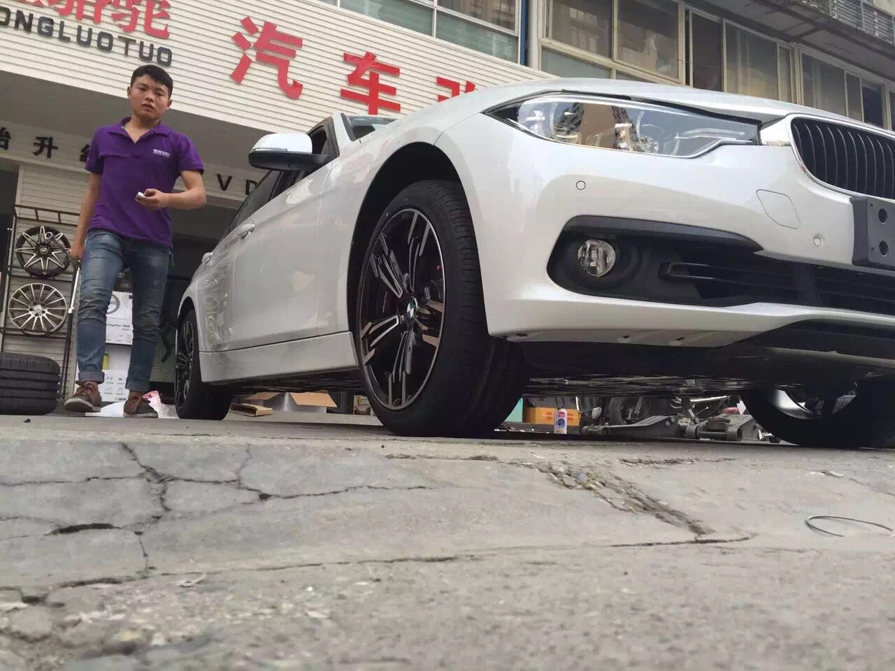 《成都紅駱駝改裝案例》寶馬3系升級18寸變形金剛輪轂
