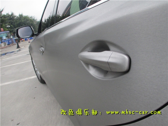 英菲尼迪Q50車身貼膜改色施工美國艾利拉絲鈦 深圳汽車改色實體店