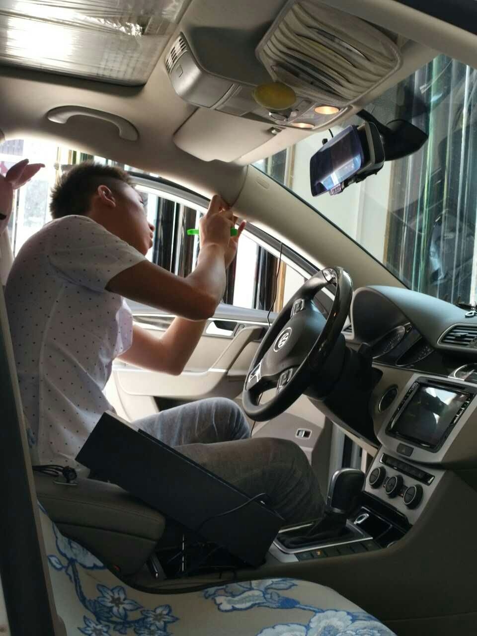 大眾邁騰安裝導(dǎo)航DVD及行車記錄儀
