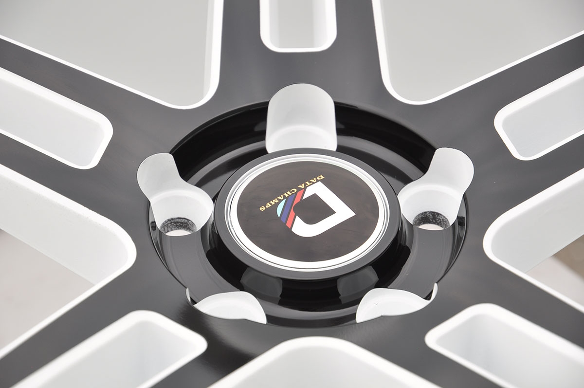 本田雅阁改装极速DATA DX300旋压钛镀轮毂，轻量化改装为行驶减负，4种色彩给你更个性的选择