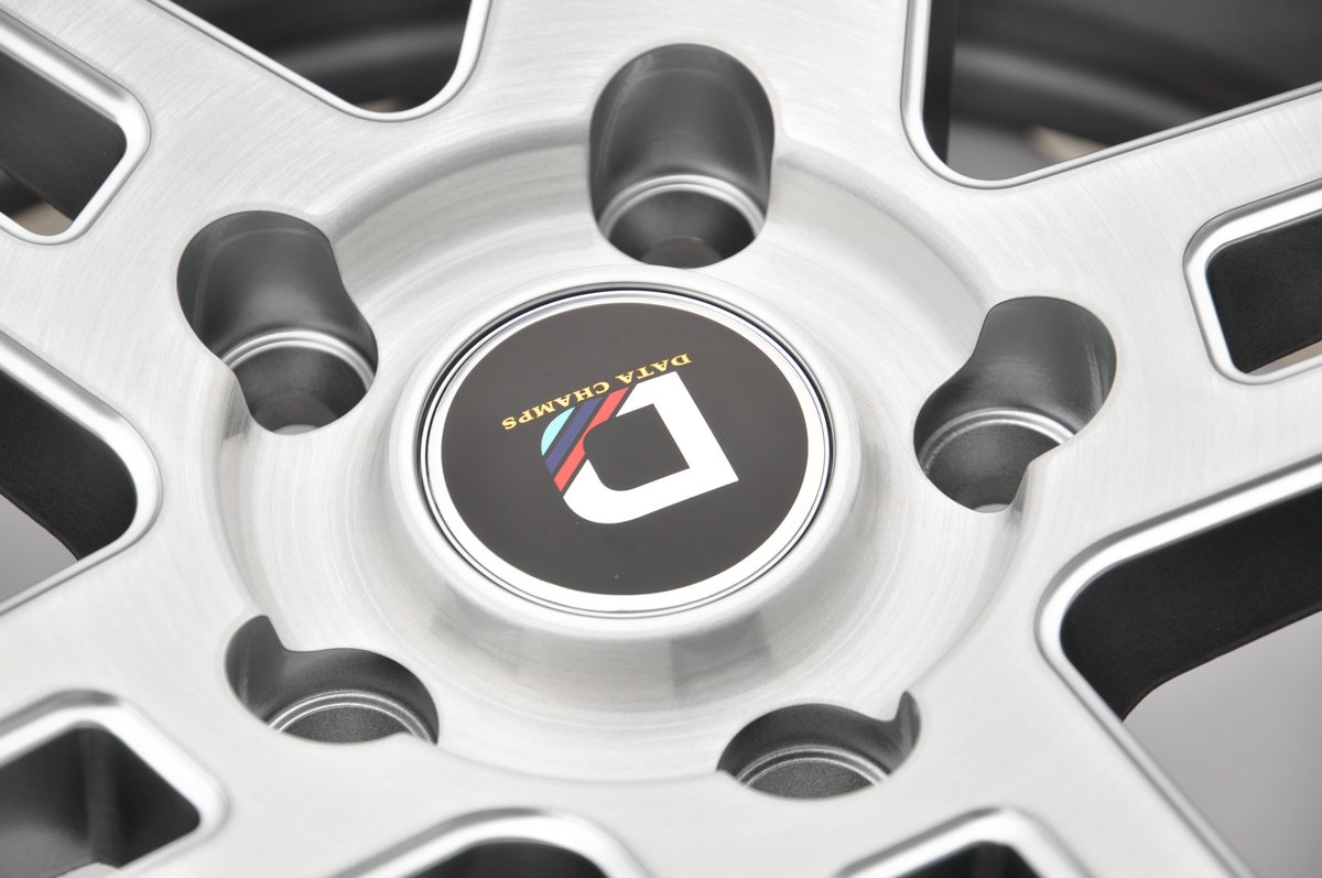 本田雅阁改装极速DATA DX300旋压钛镀轮毂，轻量化改装为行驶减负，4种色彩给你更个性的选择