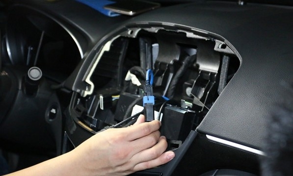 15款別克君威新版導(dǎo)航模塊安裝案例