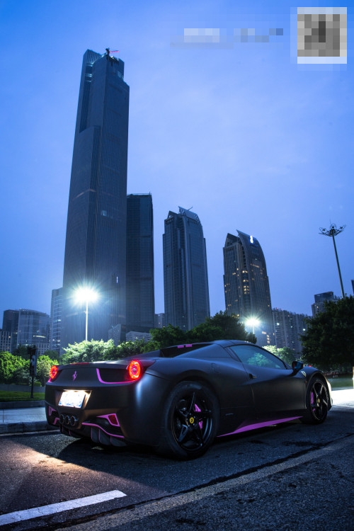 法拉利458車身貼膜改色電光金屬黑+亮光粉拉花(圖)