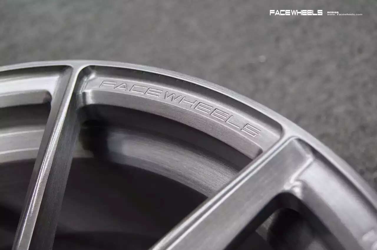 Facewheels FWD111，單片鍛造，金屬拉絲灰