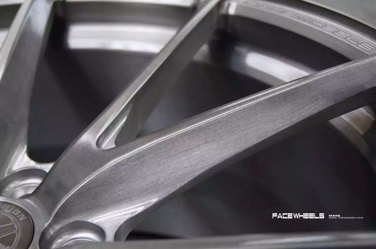 Facewheels FWD111，單片鍛造，金屬拉絲灰