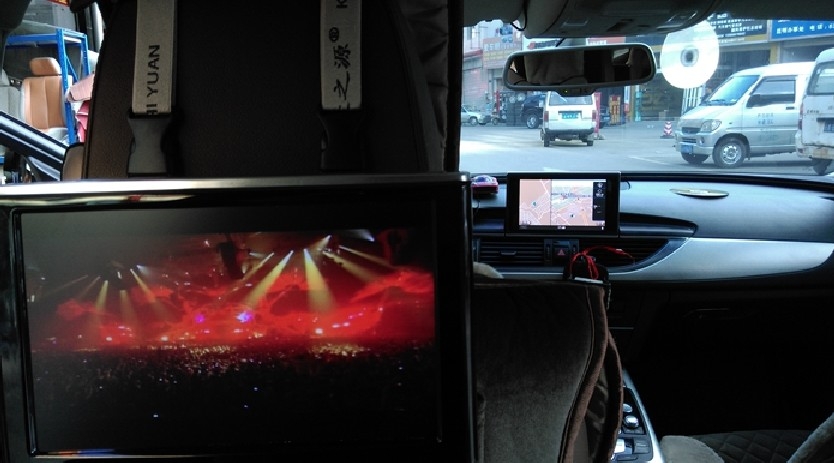 奧迪A6加裝頭枕屏